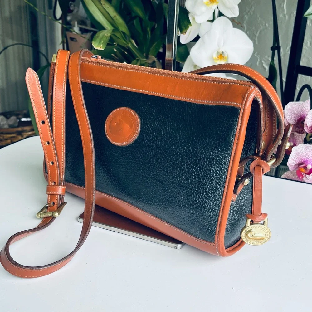 VINTAGE DOONEY & BOURKE BLACK TAN CLUTCH CROSSBODY BAG ADJUSTABLE STRAP - Picture 3 of 16